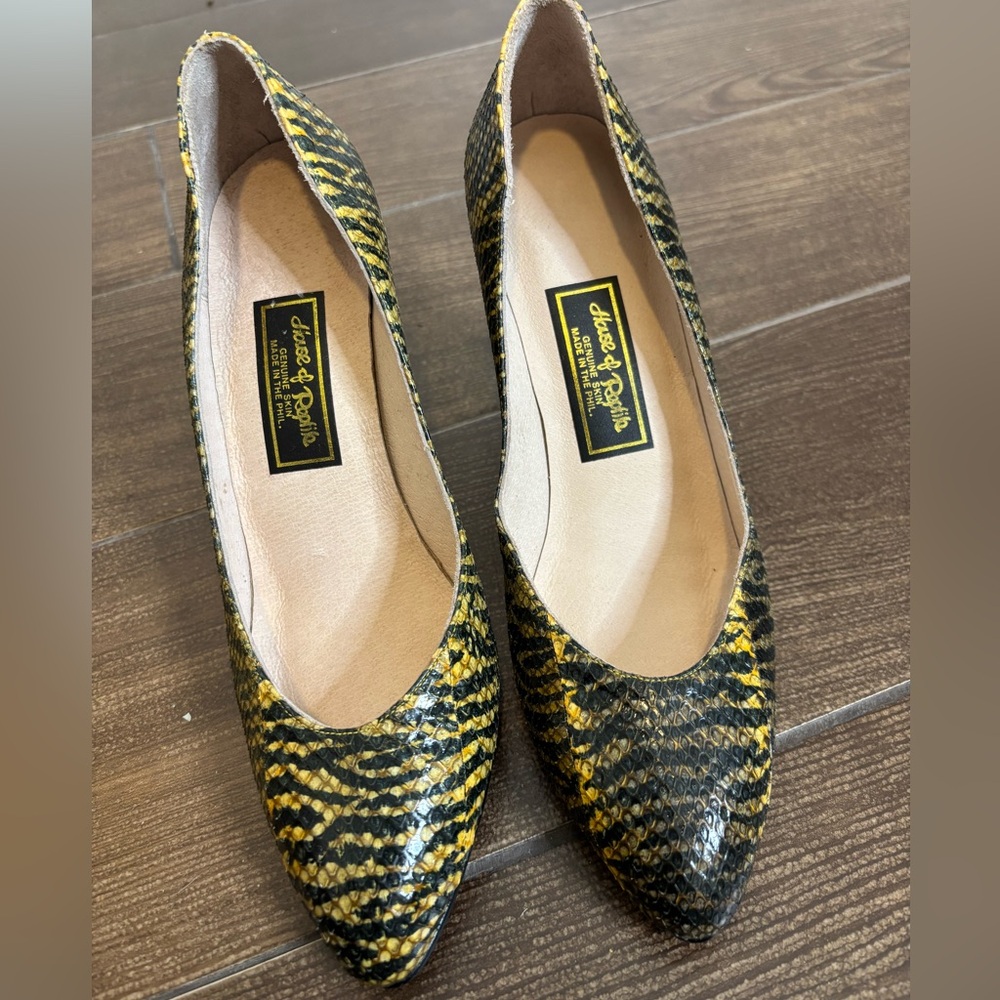 NWOT House of Reptile Heels Black & Yellow Size 6?